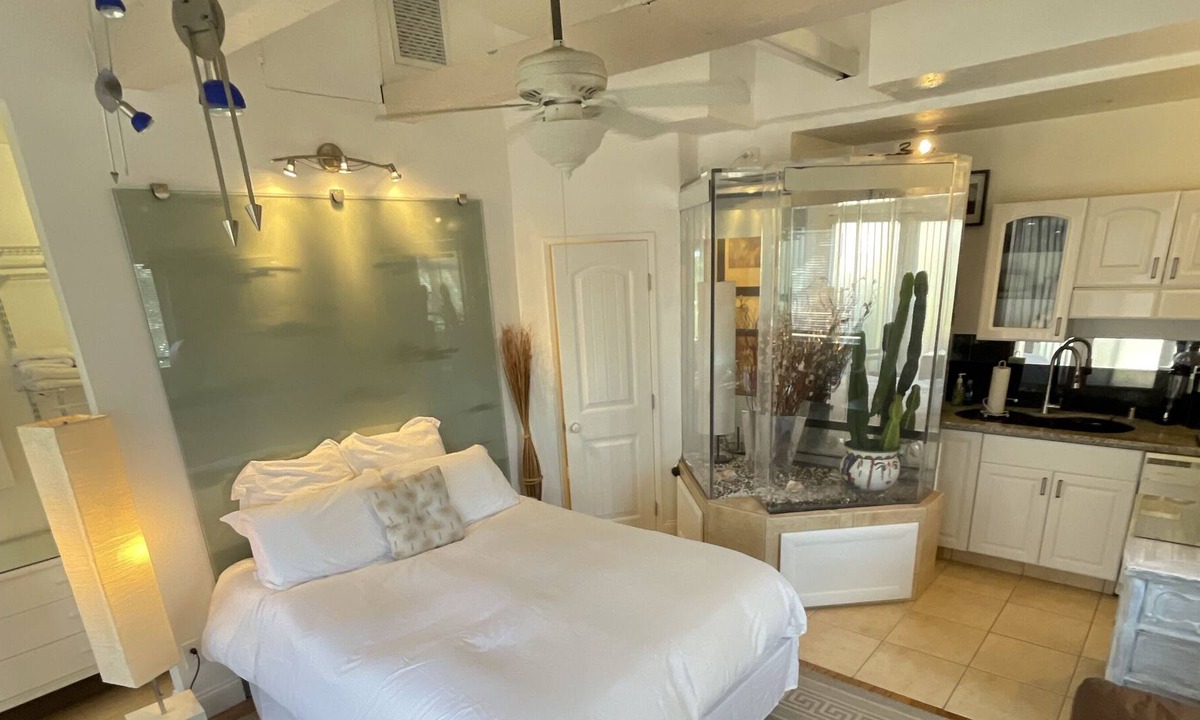 Allied Gardens Apartment | Charming Pad, close to all that matters!