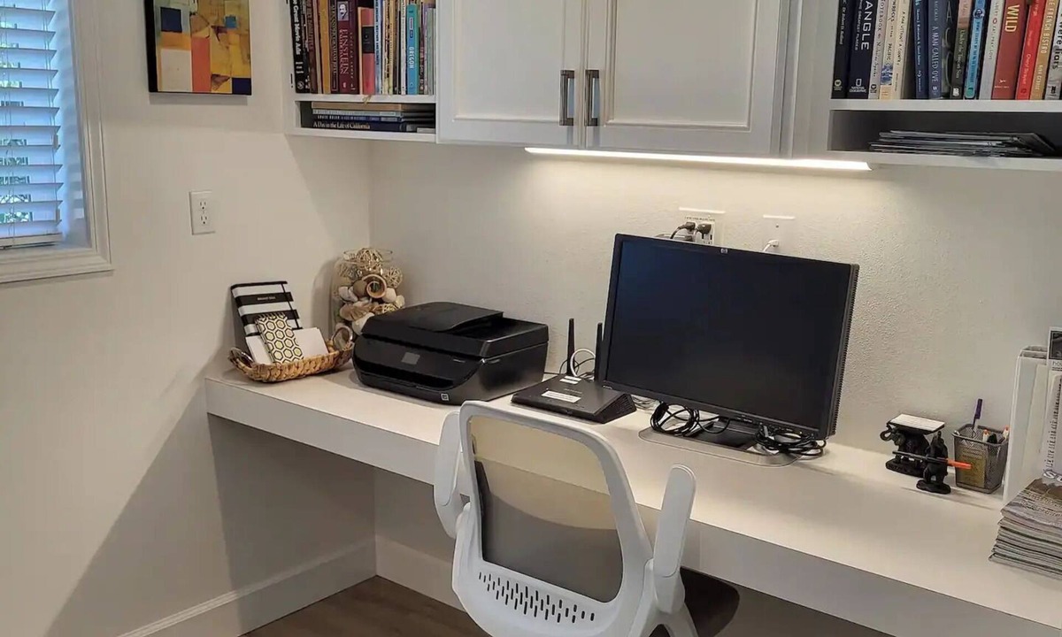 Robinwood Cottage | Charming Suite in West Linn - AC, Free Parking Washer&Dryer, Workspace!