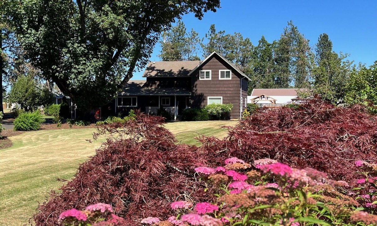 West Stayton House | Charming turn of the century Farmhouse near Silver Falls State Park and wineries