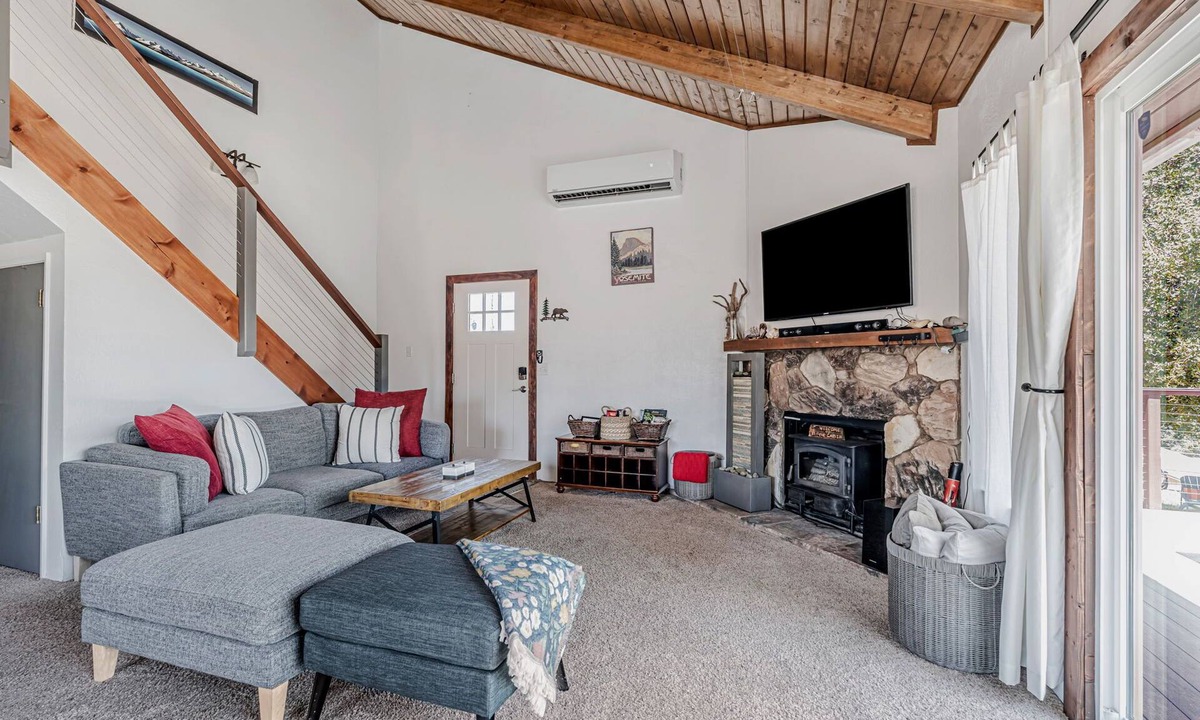 Groveland Cottage | Charming Yosemite 3BR Cottage with Hot Tub & Stargazing