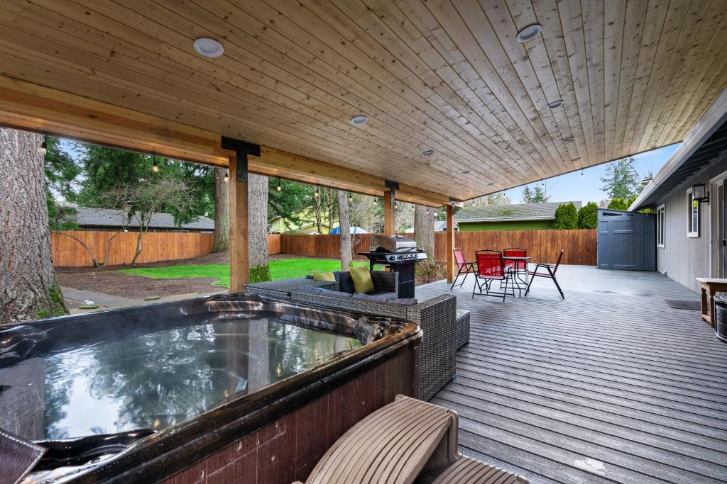 Evergreen House | Cheerful one level home with Hot Tub and Beautiful Yard