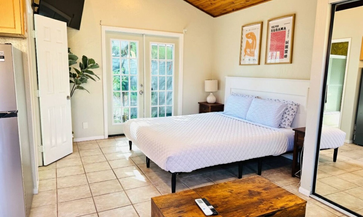 La Jolla Apartment | Chic & Spacious Studio by the Beach Prime La Jolla Spot Sleeps 4!