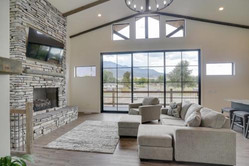 Annabella House | Chic Utah Getaway w/Fireplace, Sauna & 2 Decks!