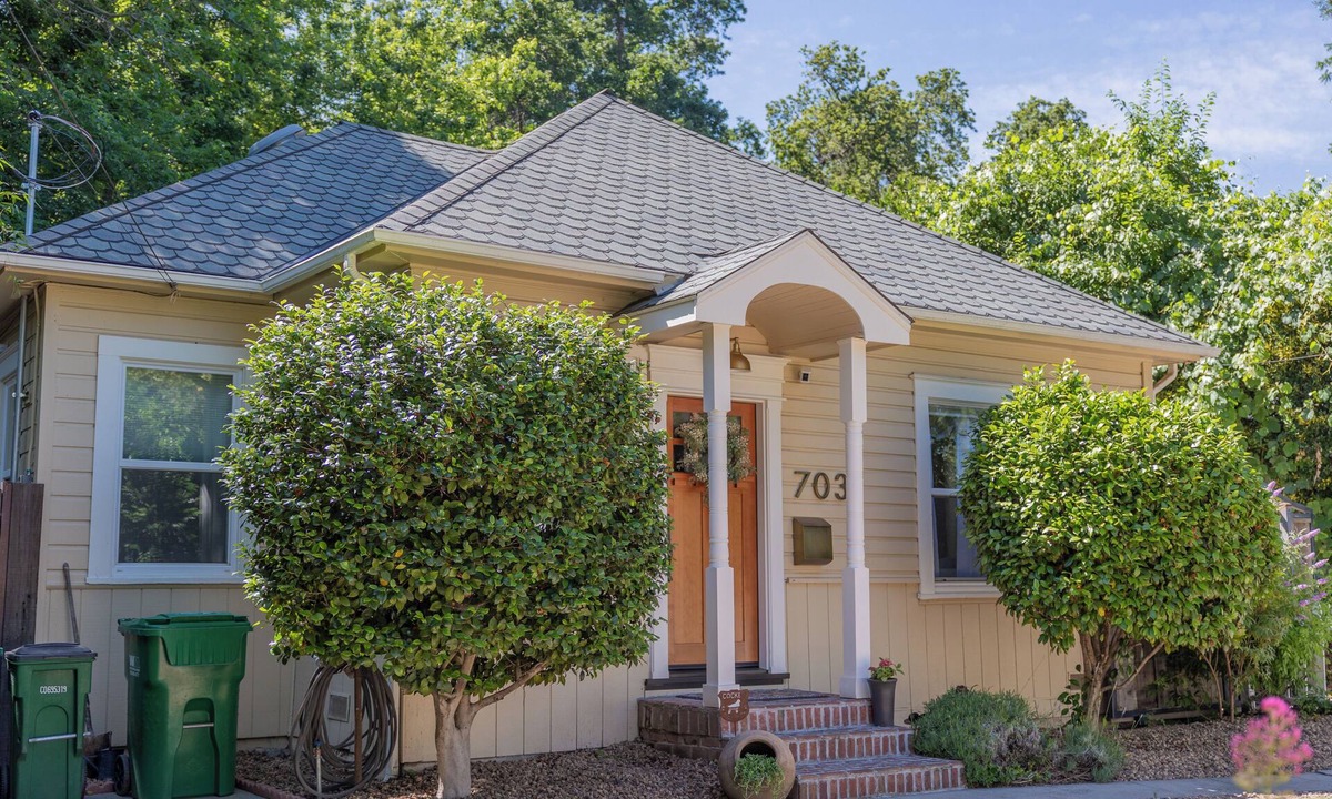 Chico House | Chico Charmer ~Near Chico State University & Downtown Chico-Pet Friendly