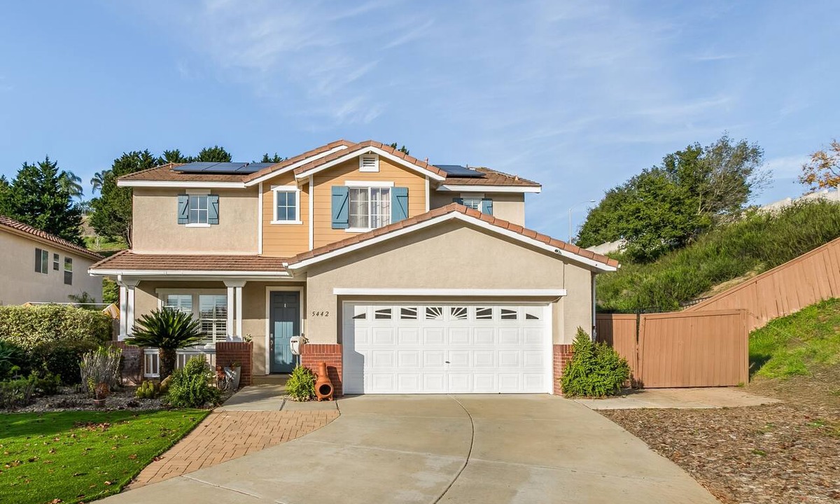 North Valley House | Cinema & Surf: Spacious 5BR Home 20 Mins to Coast