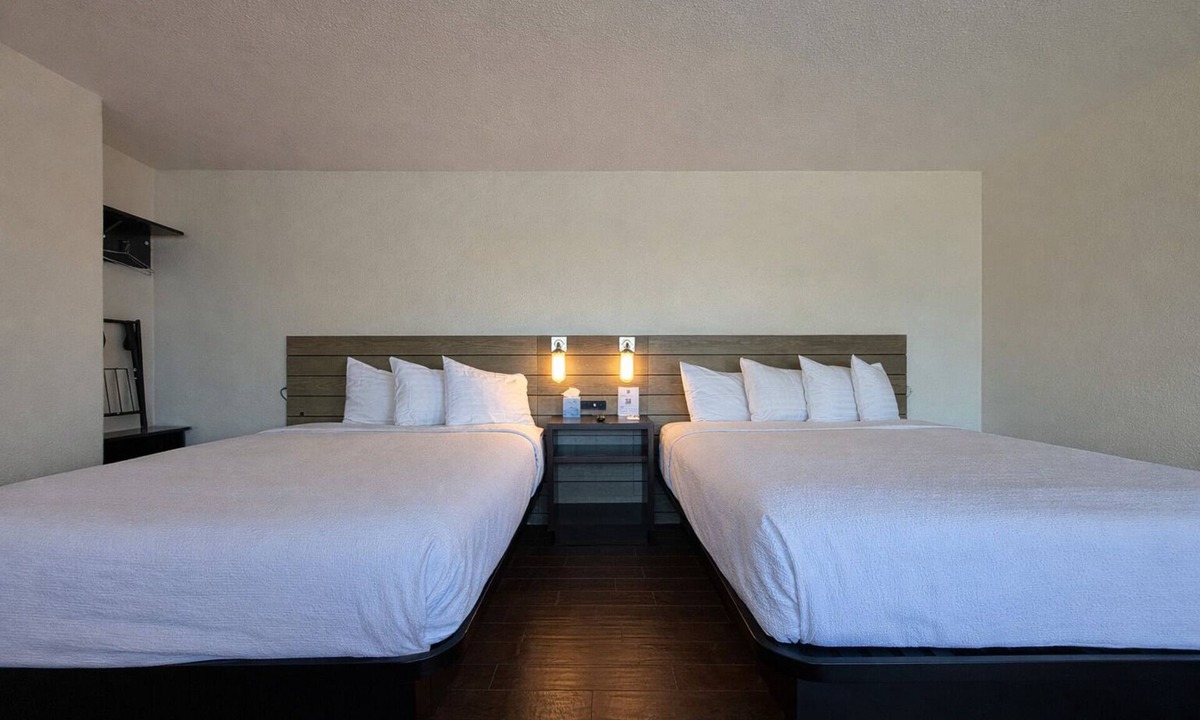 Munras Avenue Hotel | Classic 2 Queen Room - Sleeps 4