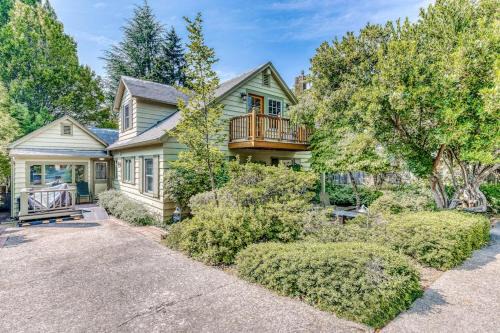 Amazon Apartment | Classic Dog-Friendly Home with Free WiFi a washer&dryer & Enclosed Backyard