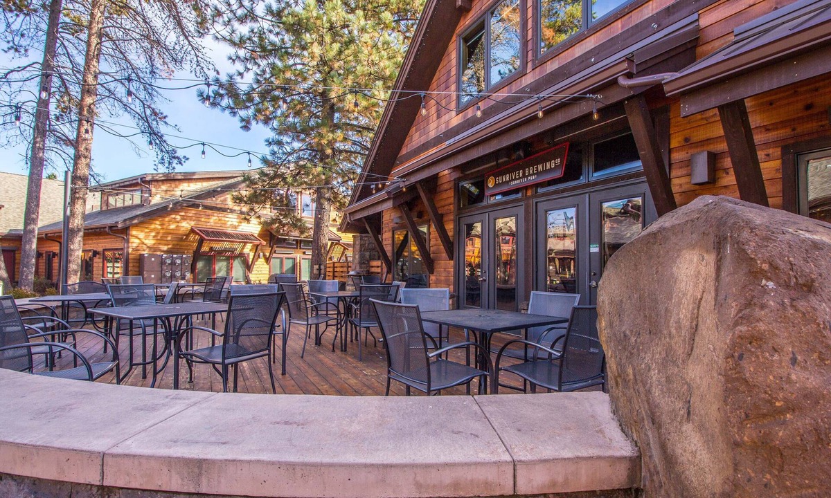 Sunriver House | Classic Sunriver Home, Bikes, Kayaks, Ping Pong, Private Hot Tub-WHIT24
