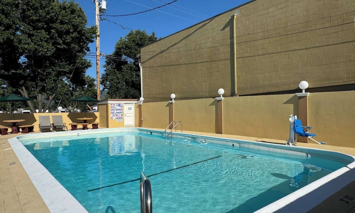 Ukiah Hotel | Close to Nelson Family Vineyard + Breakfast. Pool.