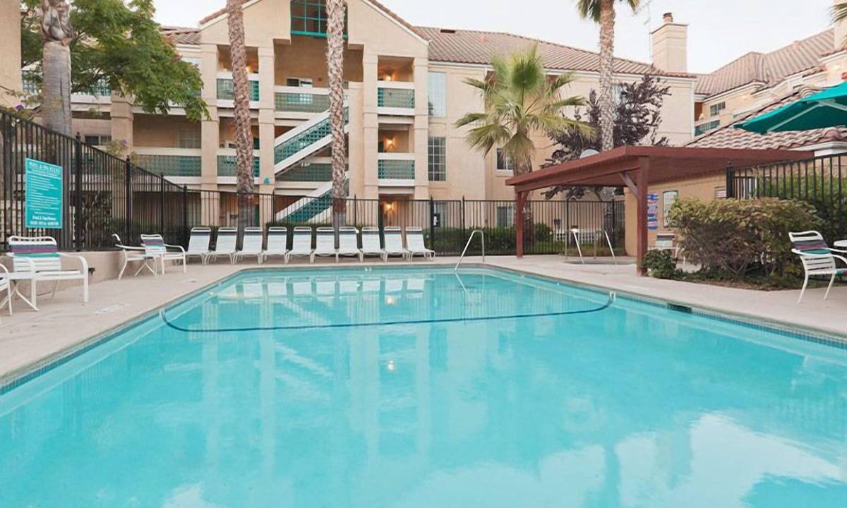 San Bruno Hotel | Close to San Francisco Zoo! 2 Spacious Units, Free Breakfast, Pool, Pet-friendly