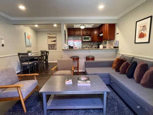 Hermosa Village Apartment | Closest Walk Across Street To Disneyland Full Kitchen Free Laundry Free Parking Pool & Spa