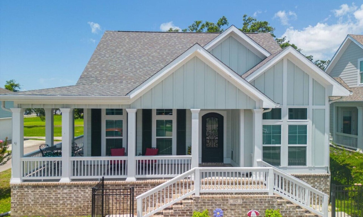 Pass Christian House | Coastal Comfort | 4BR Beach Retreat with Beach Views + ShortWalk to Shore!