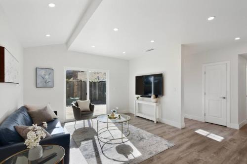 West Davis Manor House | Colusa Residence: 4BR 3BA near UC Davis