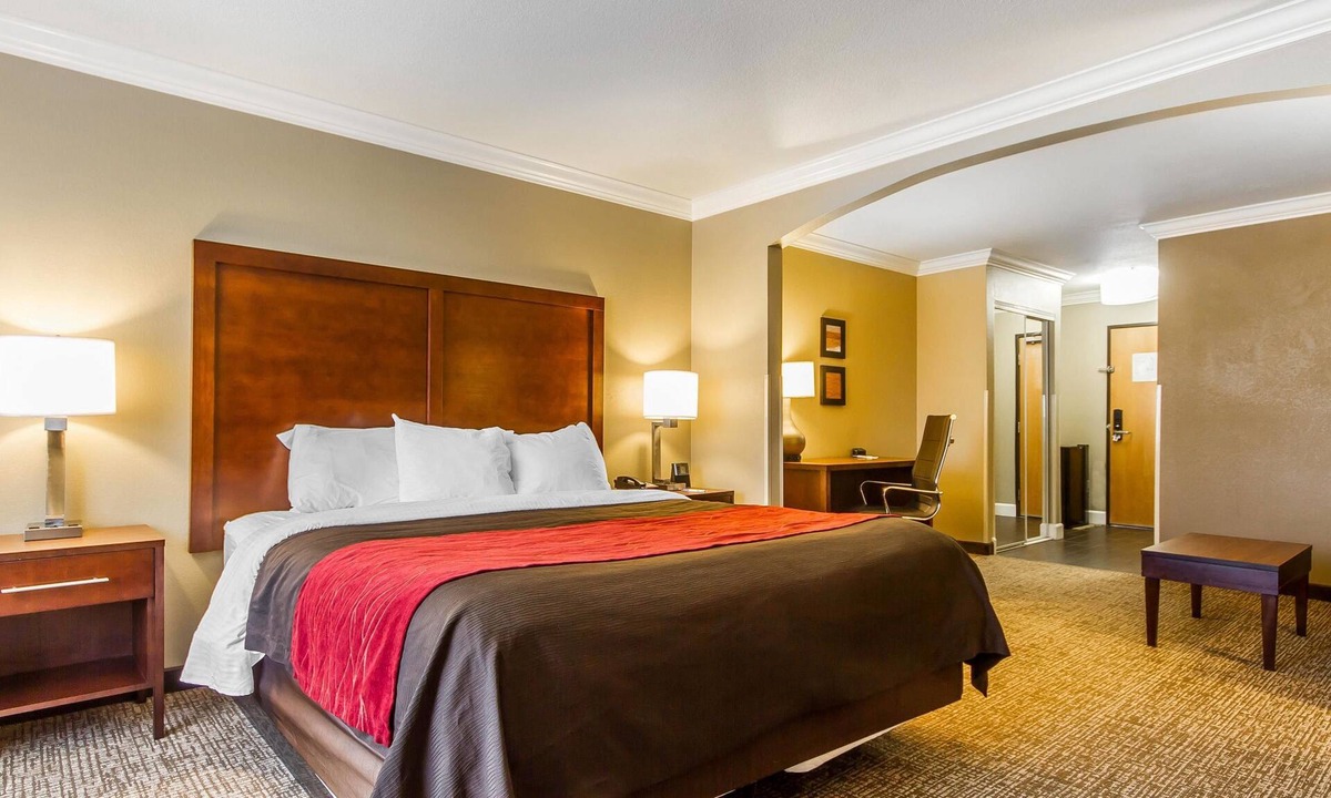 Fortuna Hotel | Comfort Inn & Suites Redwood Country