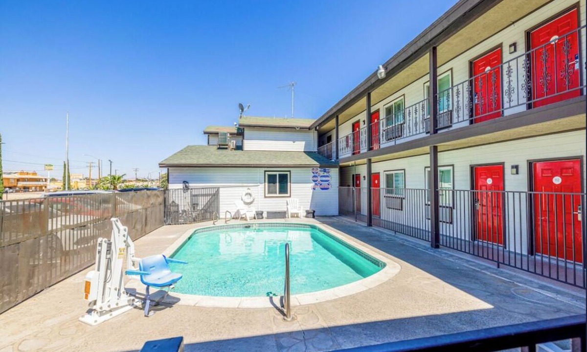 Victorville Hotel | Comfortable 2 Queen Beds w/Microwave Near Local Dining