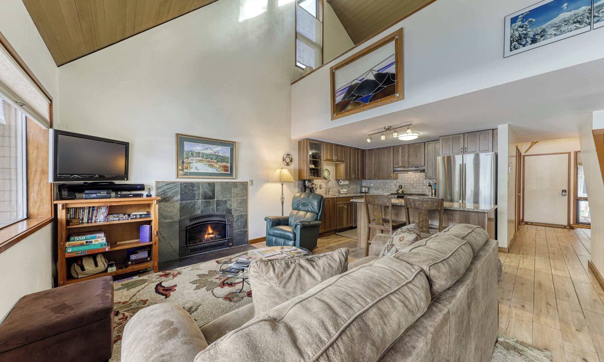 Overlook Park Condo | Condo in Great Location, View of Golf Course & SHARC Passes - Dogs OK