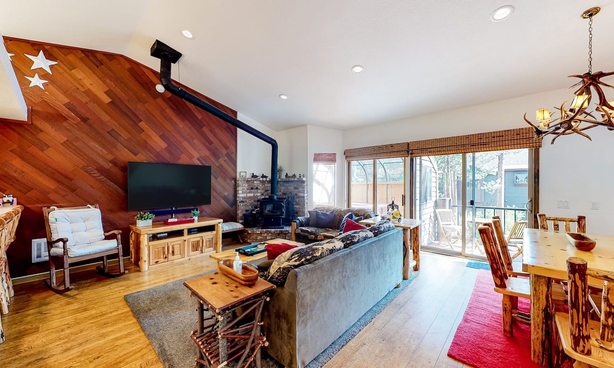Mammoth Lakes Condo | Condo Less than a Mile from Mammoth Village w/Private Hot Tub & Fireplace