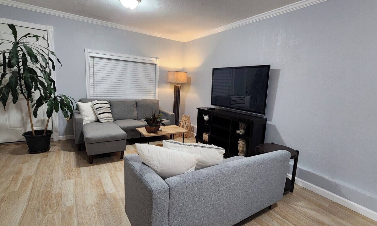 Westlake Apartment | Contemporary and Stylish Flat near SFO