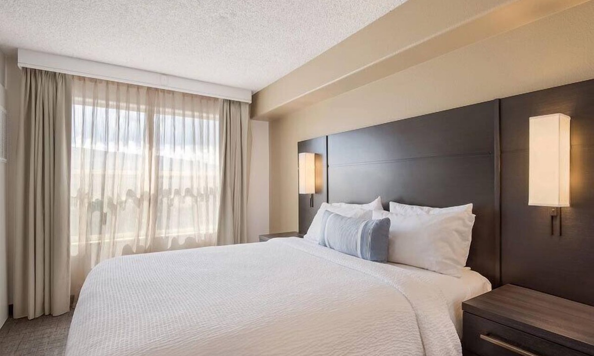 Reno/Tahoe Airport Hotel | Convenient Location! Unit w/Full Kitchen, Outdoor Pool, Free Breakfast!