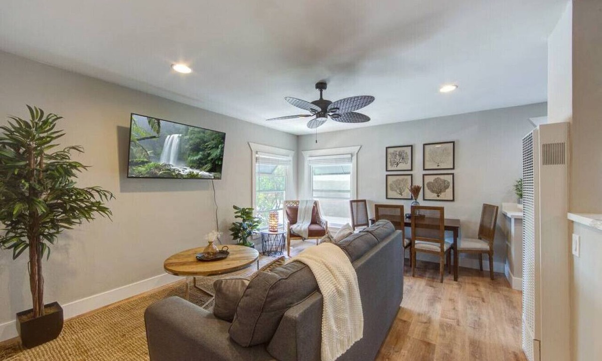 Coronado Apartment | Coronado Unit 3 - B Ave Bungalows · King-sized 1/1, 5-10 Min Walk to Coronado Beach!