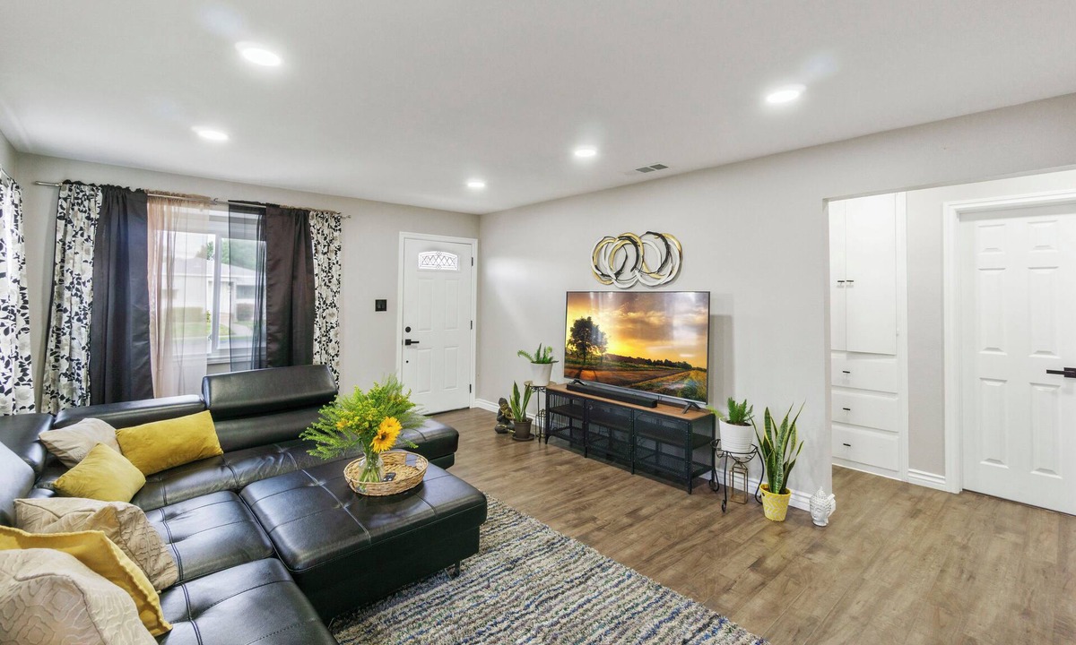 North Long Beach House | Costal Retreat Long Beach! 3 Queen Bed!Free Parking! Family Friendly!