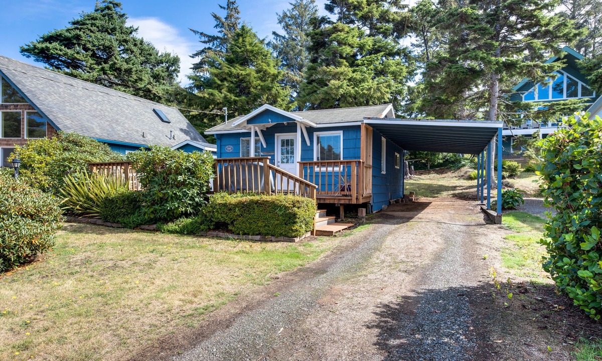 Gleneden Beach Cottage | Cottage near the beach perfect for a couple with deck, grill, & fireplace