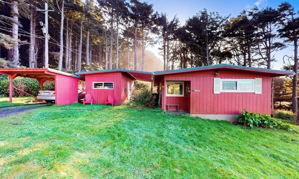 Yachats House | Cottage with Panoramic Ocean Views in Quiet Area - Dogs OK