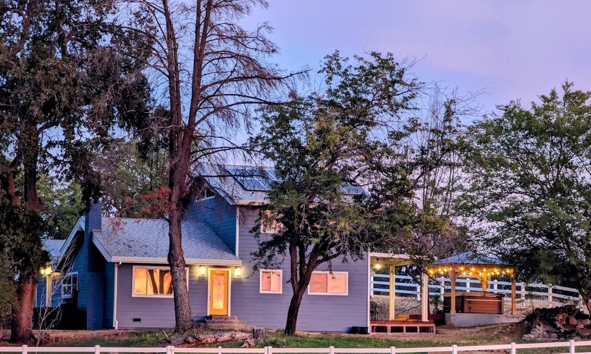 Cedar Ridge House | Country Farmhouse on Wine Trail Hot Tub & Pool Table