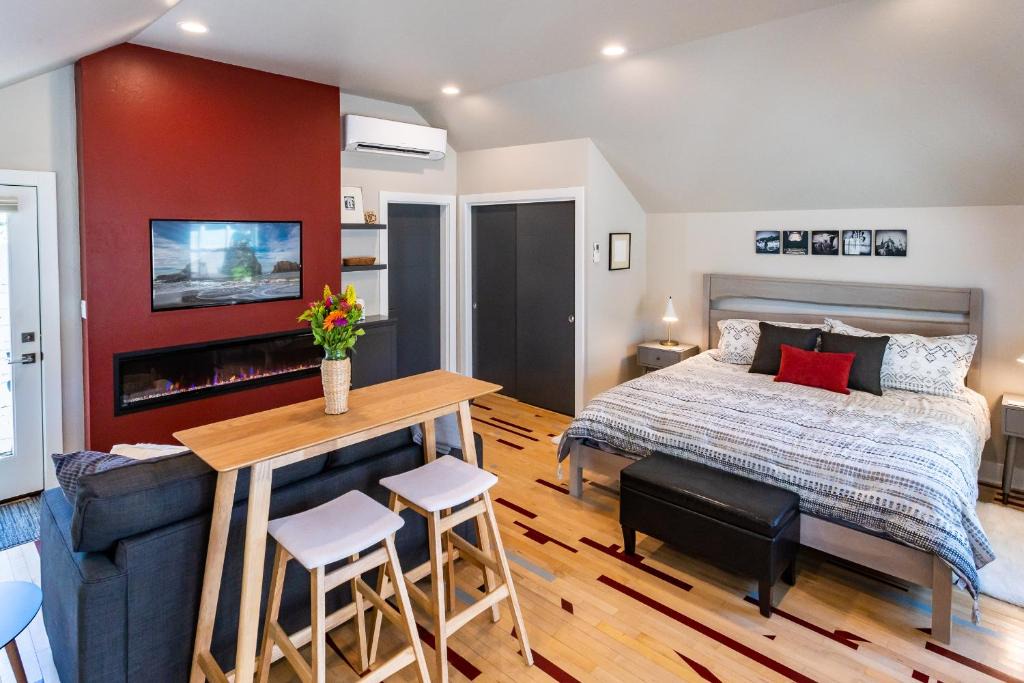 Historic Railroad District House | Courtside Cottage~10-minute walk from OSF~Pet Friendly