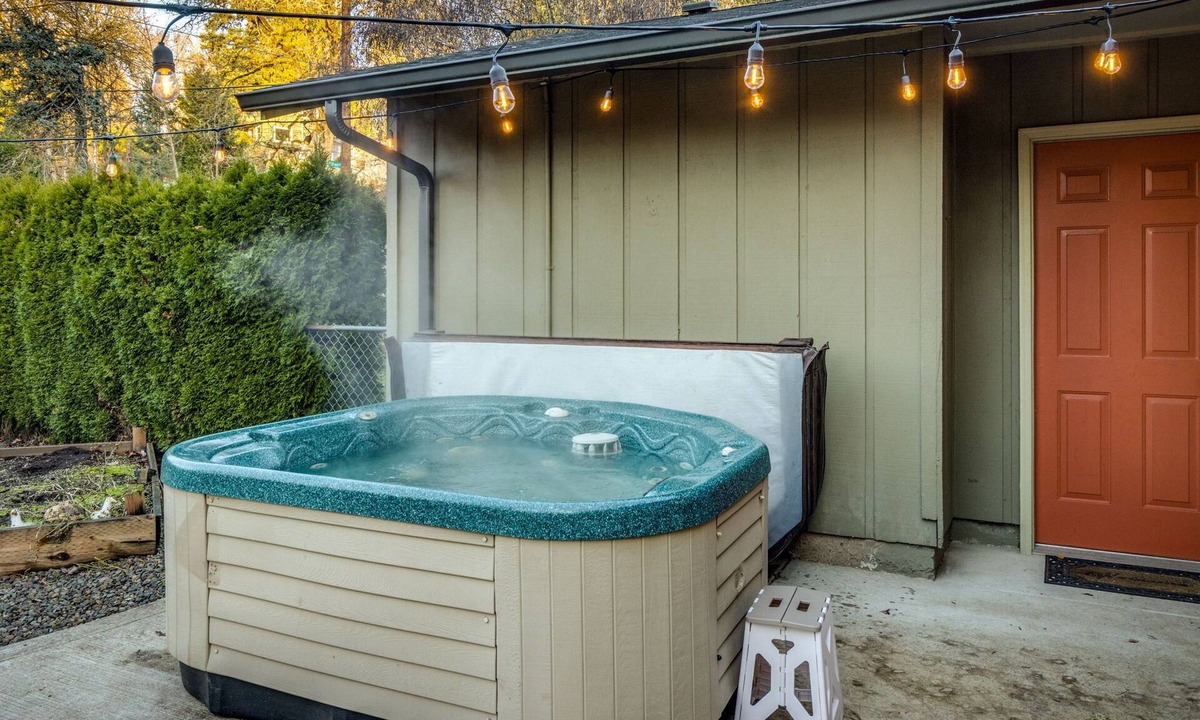 Oak Grove House | Cowboy Cabana! Hot Tub and Ping Pong! Cozy 3 bedroom home.