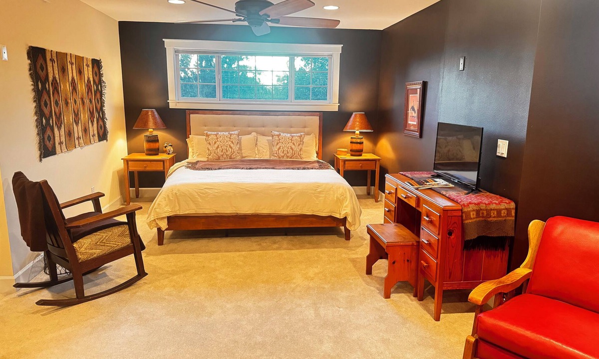 Jacksonville House | Cowgirl Craftsman - Private King Suite Upstairs - Historic Downtown J'ville