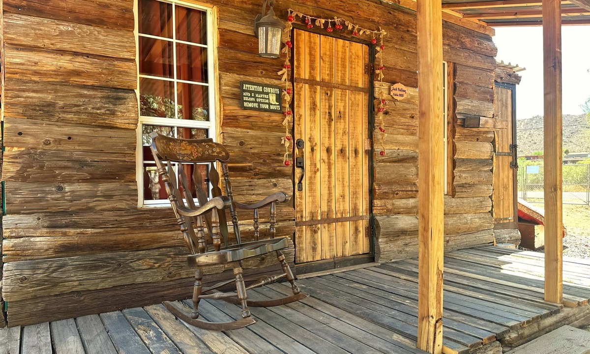New River Cabin | Cozy 1-bedroom cabin in a tranquil western town New River with AC