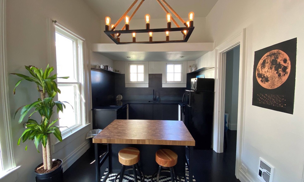 Nob Hill Apartment | Cozy 1-bedroom with massive Artisan Loft