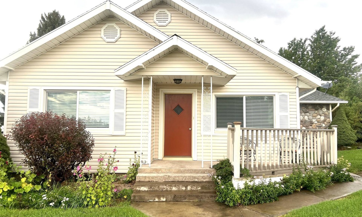 Bicknell Cottage | Cozy 1950s Vintage Cottage on Main near Capitol Reef