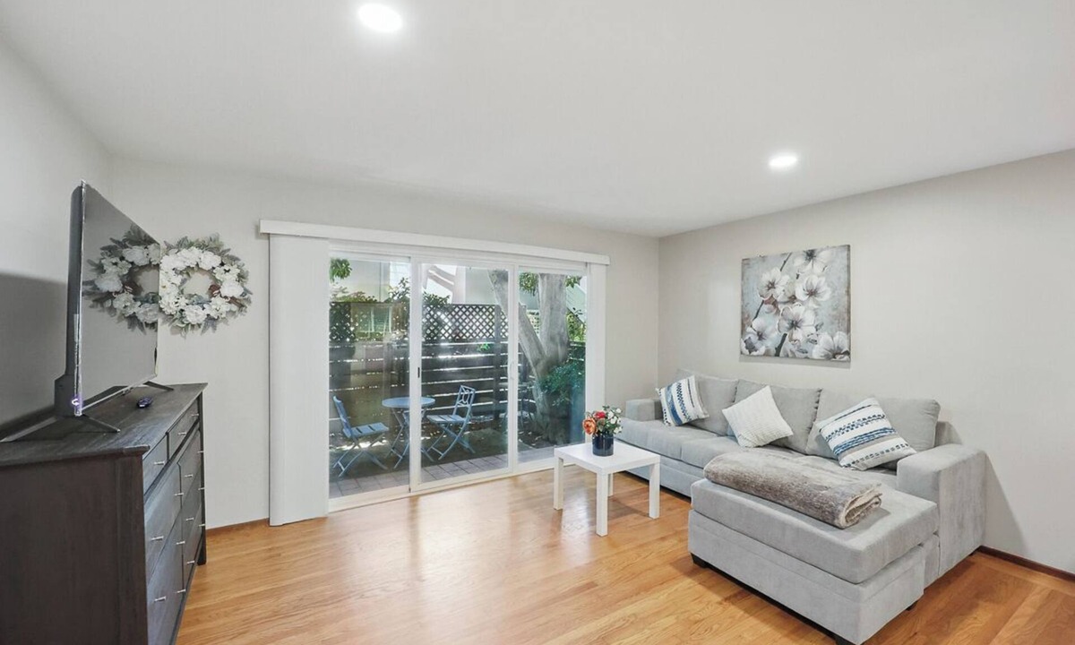 The Willows Apartment | Cozy 1BR Menlo Park Apartment w/Balcony, In-Unit Laundry, Kitchen & Parking