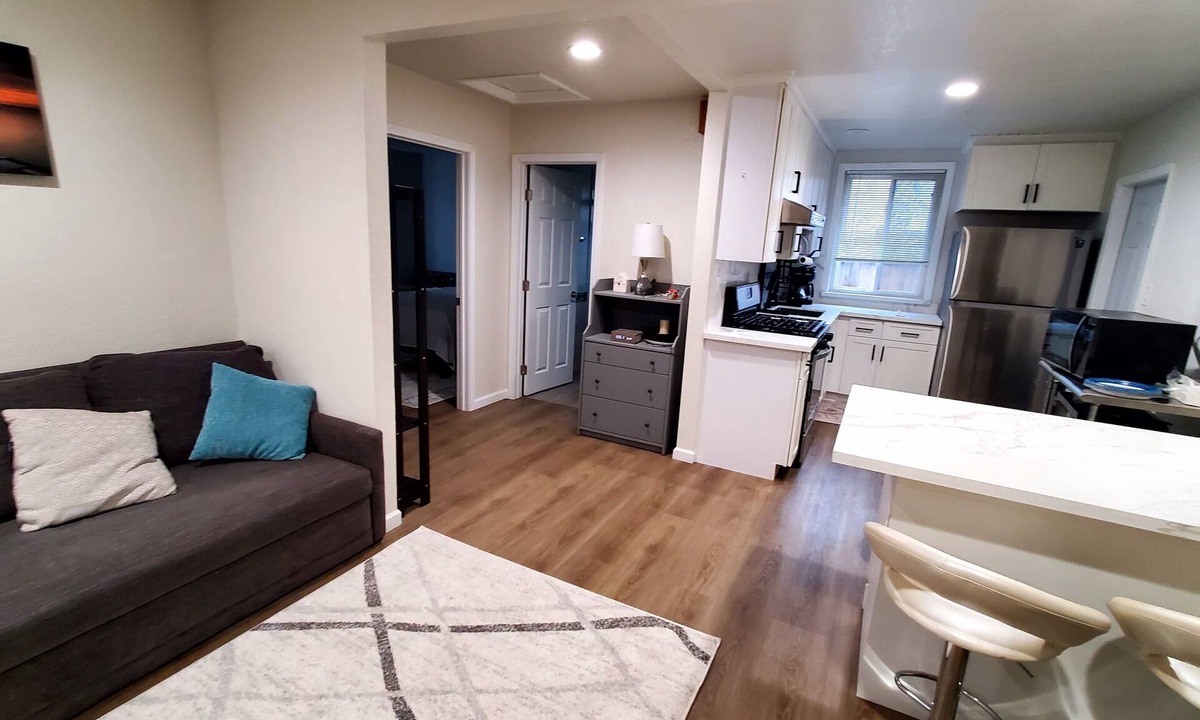 Concord House | Cozy 2 bdr unit in the center of East bay