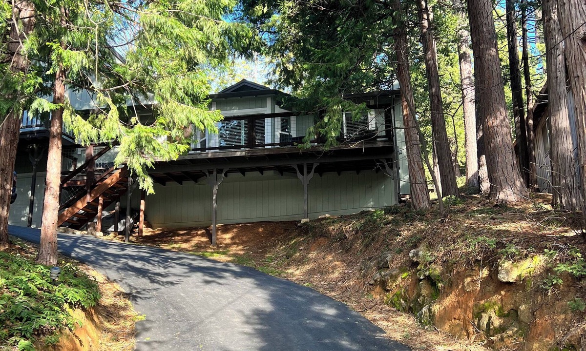 Mi-Wuk Village Cabin | Cozy 2-bedroom 2 bath cabin with AC and fireplace in wonderful Twain Harte.