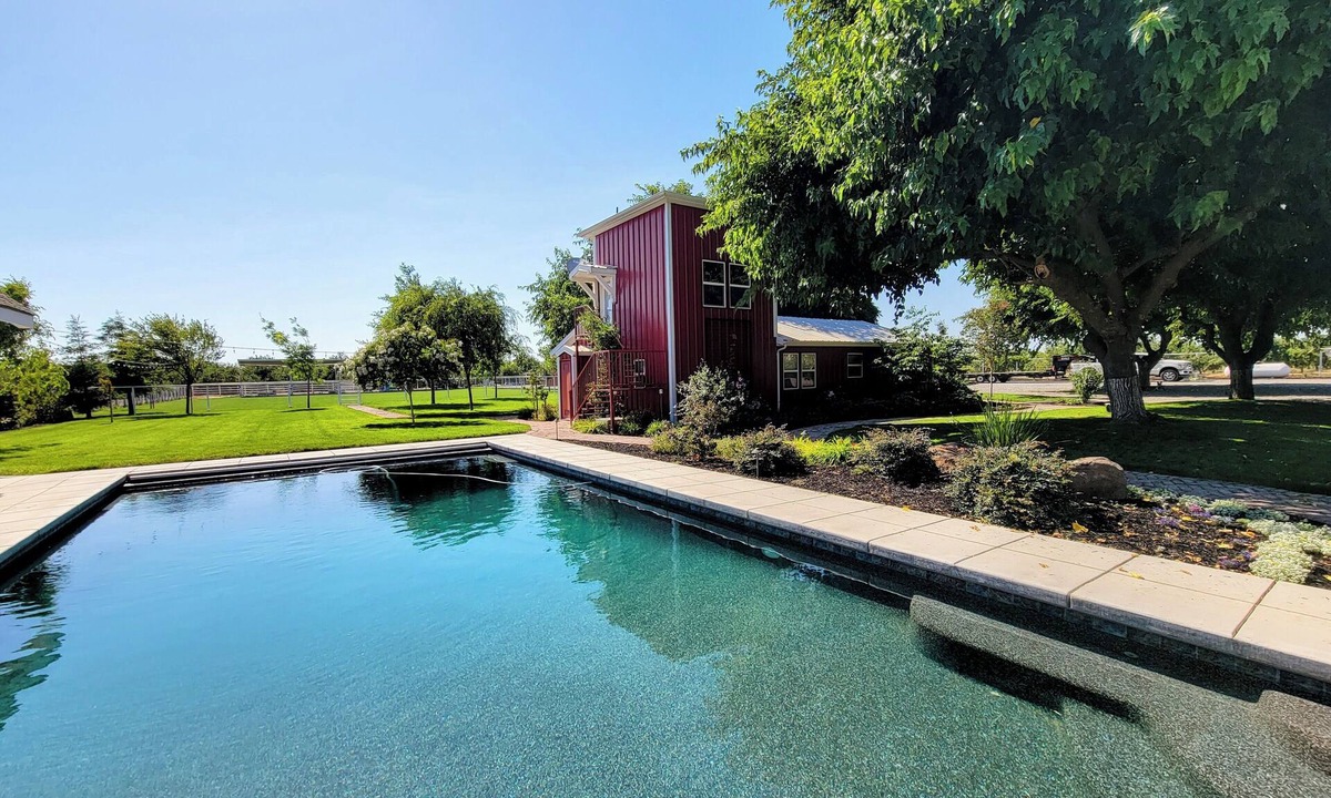 Stanislaus County House | Cozy 2-bedroom farm house in delightful Hughson.Fenced & gated.