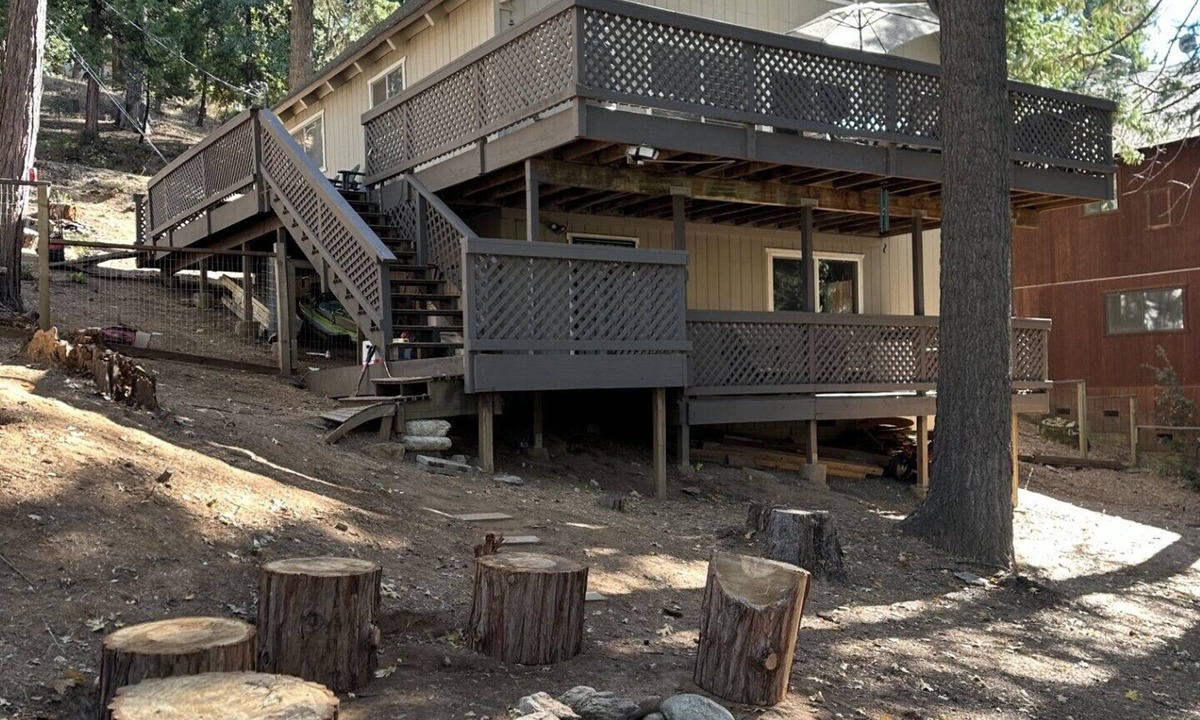 Mi-Wuk Village Cabin | Cozy 3-bedroom chalet with loft in charming Mi-Wuk Village.
