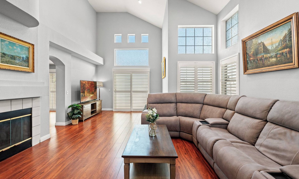Los Serranos Villa | Cozy 3-Bedroom Family Home Clean, Spacious & Convenient Location 6 Beds