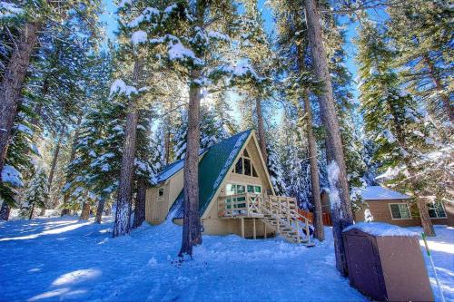 Pioneer Trail Ski Chalet | Cozy A-Frame with Barbecue in Tahoe, California