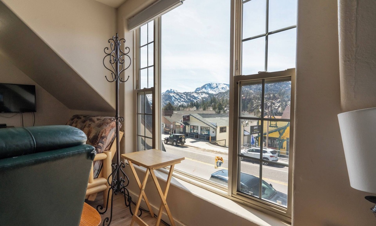 June Lake Apartment | Cozy apartment located on Main St. June Lake
