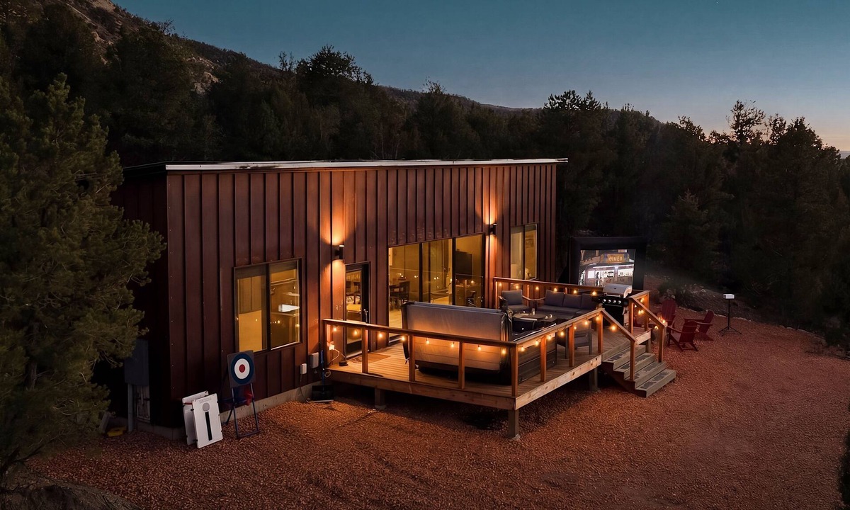 Glendale Cabin | Cozy Cabin 25 Min from Zion w/Arcade & Hot Tub