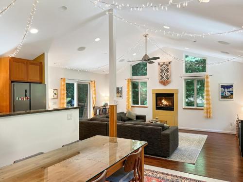 Sebastopol House | Cozy cabin deep in the redwoods with WiFi and Hot Tub