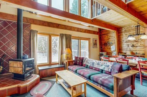 Serene Lakes House | Cozy cabin in the heart of nature with wood fireplace deck & loft