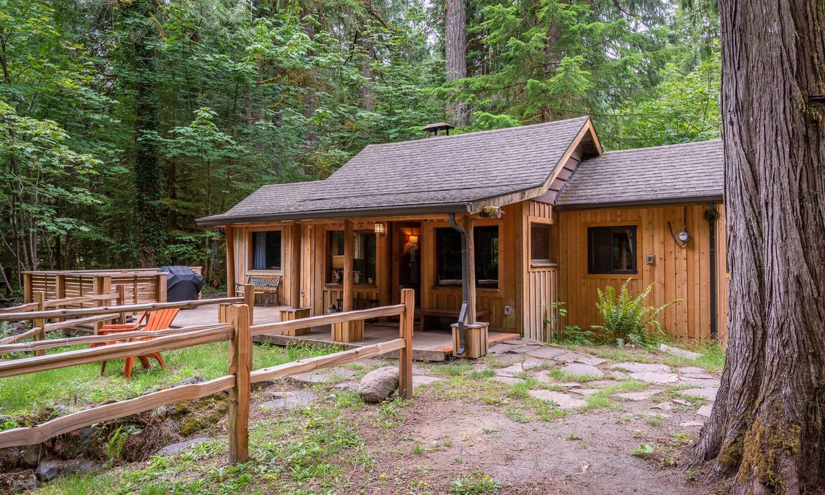 Rhododendron Cabin | Cozy cabin in the Woods, Hot tub, secluded