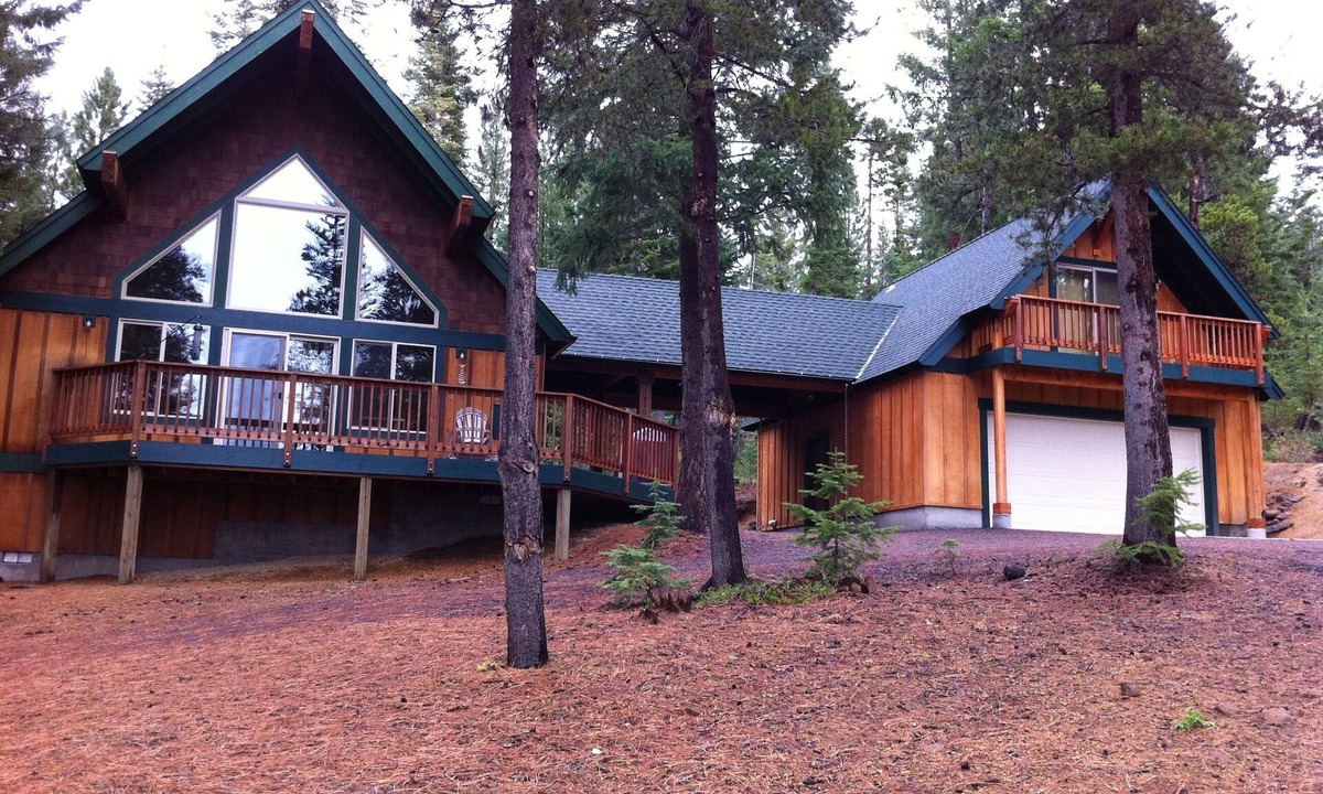Crescent House | Cozy Cabin Retreat near Crater, Crescent, & Odell Lakes