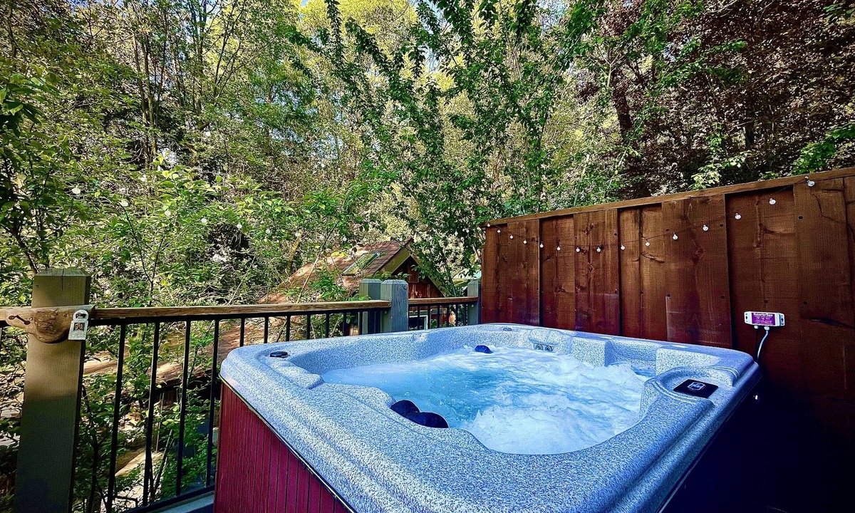 Crestline Cabin | Cozy Cabin w/Views-HOT TUB! Family Dog Friendly!