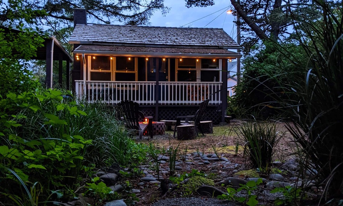 Lincoln City Cottage | Cozy Cottage Fire Pit Walk to Bay