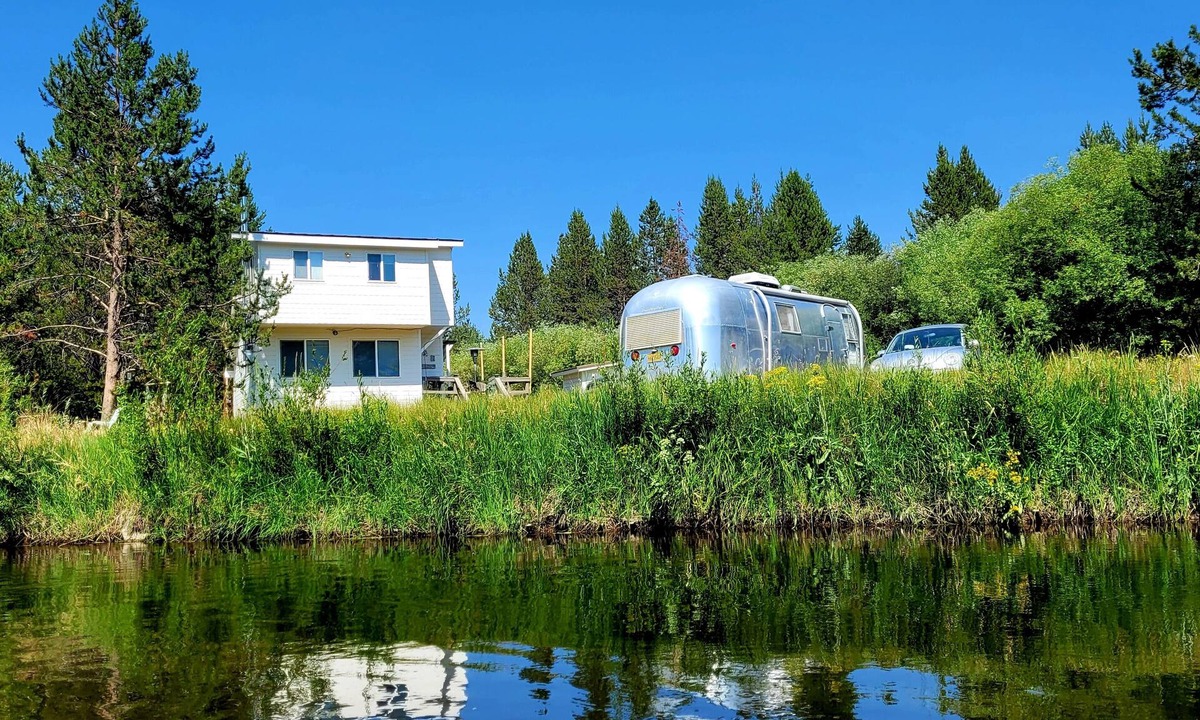 La Pine House | Cozy cottage with river access and great outdoor adventures